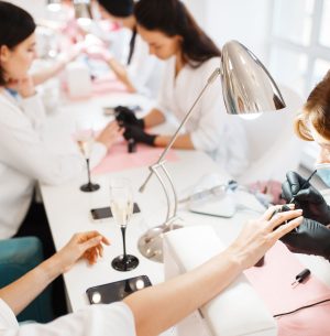 group-of-women-on-manicure-procedure-beauty-salon-2KEWBEZ.jpg