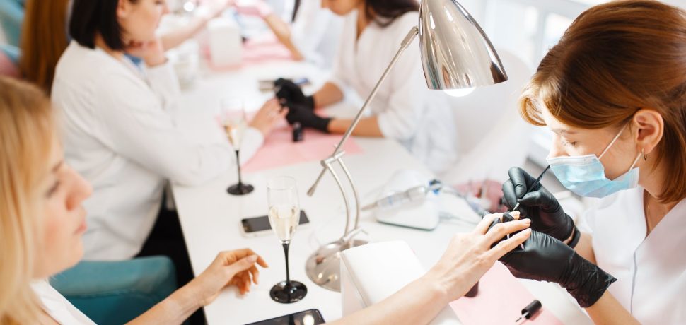 group-of-women-on-manicure-procedure-beauty-salon-2KEWBEZ.jpg